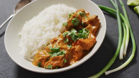 Video-Eines-Tellers-Mit-Reis-Und-Curry-Auf-Grauem-Hintergrund