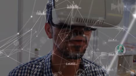 Animation-Eines-Netzwerks-Von-Verbindungen-über-Einem-Birazialen-Mann-Mit-VR-Headset