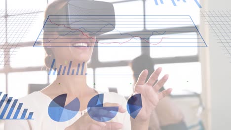 Animation-Der-Statistischen-Datenverarbeitung-über-Einer-Kaukasischen-Frau,-Die-Im-Büro-Ein-VR-Headset-Trägt