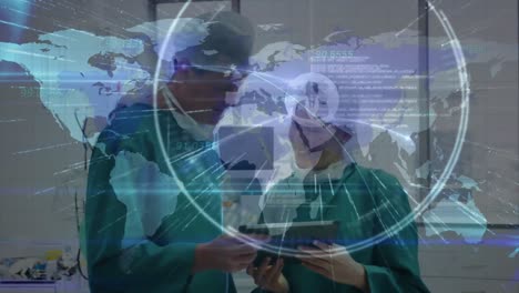 Datenverarbeitung-über-Weltkarte-Gegen-Männliche-Und-Weibliche-Chirurgen-Mithilfe-Eines-Digitalen-Tablets-Im-Krankenhaus