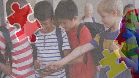 Puzzle-Und-Menschliches-Kopfsymbol-Gegen-Eine-Vielfältige-Gruppe-Von-Jungen,-Die-In-Der-Schule-Ihr-Smartphone-Benutzen