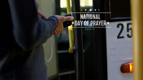 Textbanner-Zum-Nationalen-Gebetstag-Mit-Sternensymbolen-über-Einem-Kaukasischen-Jungen,-Der-Sein-Smartphone-Im-Bus-Benutzt