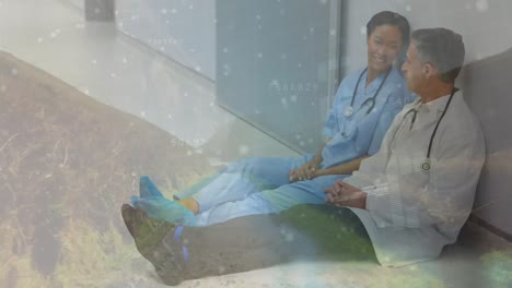 Datenverarbeitung-über-Einen-Kaukasischen-Männlichen-Arzt-Und-Eine-Weibliche-Gesundheitshelferin,-Die-Im-Krankenhausflur-Sitzen