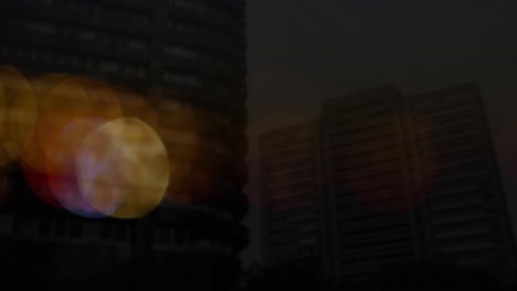 Digitale-Animation-Von-Lichtflecken-Und-Finanzdatenverarbeitung-Vor-Hohen-Gebäuden