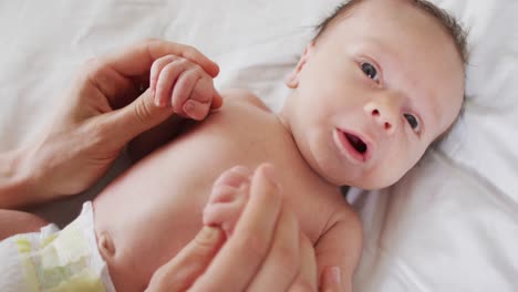 Video-Der-Hände-Einer-Kaukasischen-Mutter,-Die-Sich-Um-Ihr-Neugeborenes-Baby-Kümmert