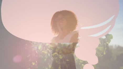 Animation-Eines-Rosafarbenen-Banners-Mit-Kopierraum-über-Einer-Afroamerikanischen-Frau-Mit-Sonnenbrille-Am-Strand