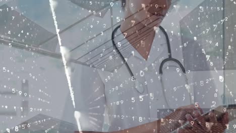 Animation-Der-Datenverarbeitung-über-Eine-Kaukasische-Ärztin-Mit-Tablet