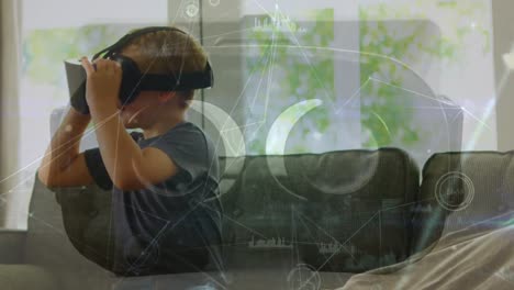 Animation-Der-Datenverarbeitung-über-Einem-Kaukasischen-Jungen,-Der-Ein-VR-Headset-Verwendet