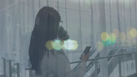 Animation-Von-Finanzdiagrammen-über-Einer-Asiatischen-Geschäftsfrau,-Die-Ihr-Smartphone-Nutzt