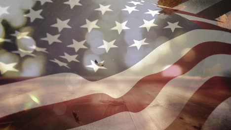 Animation-Von-Herbstblättern,-Die-über-Die-Flagge-Der-USA-Fallen