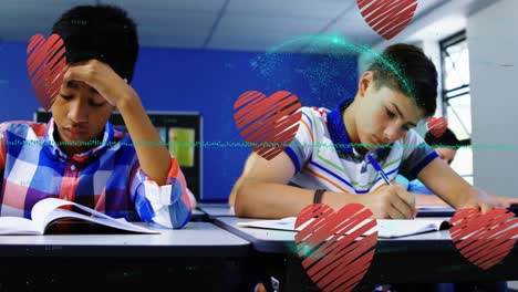 Mehrere-Rote-Herzsymbole-Fallen-Und-Datenverarbeitung-über-Schülern,-Die-In-Der-Klasse-In-Der-Schule-Lernen