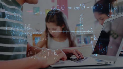Animación-De-Fórmulas-Matemáticas-Sobre-Manos-De-Un-Niño-Caucásico-Usando-Una-Computadora-Portátil-En-La-Escuela
