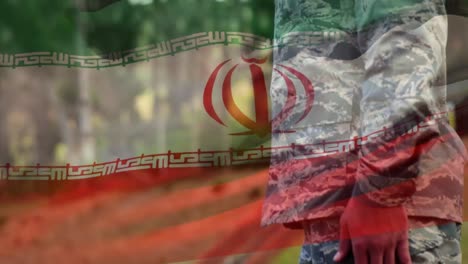 Animación-De-La-Bandera-De-Irán-Sobre-Un-Soldado-Caucásico.