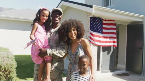 Video-Einer-Afroamerikanischen-Familie-Mit-US-Flaggen