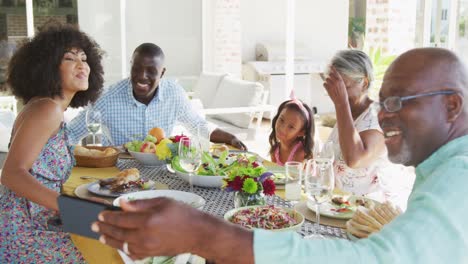 Video-Einer-Afroamerikanischen-Familie,-Die-Zeit-Miteinander-Verbringt-Und-Draußen-Zu-Abend-Isst