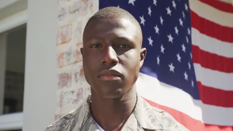 Video-Eines-Afroamerikanischen-Soldaten,-Der-Vor-Dem-Haus-Steht