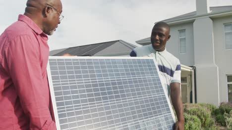 Video-Von-Afroamerikanischen-Männern,-Die-Ein-Solarpanel-Halten