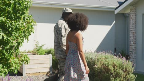 Video-Eines-Afroamerikanischen-Soldaten-Und-Seiner-Frau,-Die-Zusammen-Zu-Hause-Sind