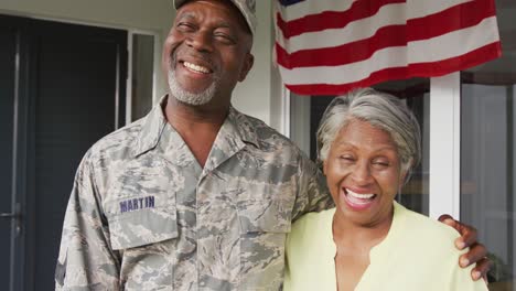 Video-Eines-Glücklichen-Afroamerikanischen-Seniorsoldaten,-Der-Seine-Frau-Umarmt-Und-In-Die-Kamera-Schaut