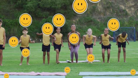Animation-Von-Emoji-Symbolen-über-Verschiedenen-Kindern-Mit-Springendem-Lehrer