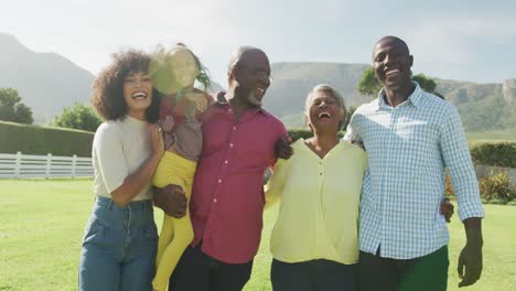 Video-Einer-Glücklichen-Afroamerikanischen-Familie,-Die-Gemeinsam-Zeit-Im-Garten-Verbringt