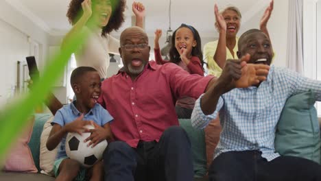 Video-Einer-Glücklichen-Afroamerikanischen-Familie,-Die-Zeit-Miteinander-Verbringt-Und-Sich-Ein-Fußballspiel-Ansieht