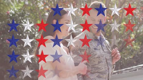 Animación-De-Estrellas-En-Los-Colores-De-La-Bandera-De-EE.UU.-Sobre-Una-Feliz-Mujer-Caucásica-Y-Un-Soldado-Compañero-Masculino