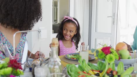 Video-De-Una-Familia-Afroamericana-Pasando-Tiempo-Juntos-Y-Cenando-Afuera