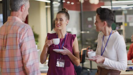 Gente-De-Negocios-Feliz-Y-Diversa-Discutiendo-El-Trabajo-Durante-Una-Reunión-En-La-Oficina