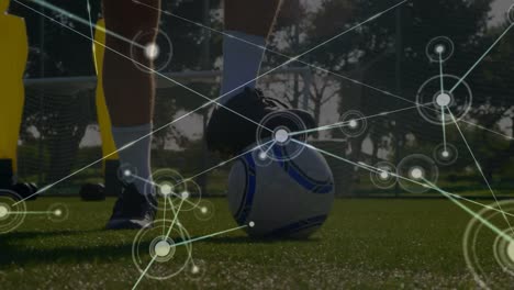 Animation-Der-Datenverarbeitung-über-Einem-Kaukasischen-Männlichen-Fußballspieler-Mit-Ball