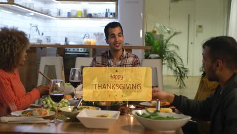 Animation-Eines-Happy-Thanksgiving-Day-Textes-über-Glücklichen,-Vielfältigen-Freunden-Beim-Essen