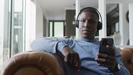 Video-Eines-Afroamerikanischen-Mannes,-Der-Kopfhörer-Benutzt-Und-Musik-Hört