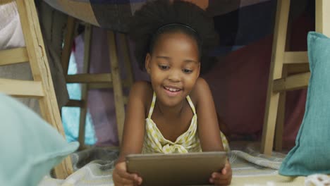 Video-Eines-Afroamerikanischen-Mädchens,-Das-Ein-Tablet-Benutzt