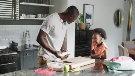 Video-De-Padre-E-Hija-Afroamericanos-Preparando-El-Desayuno