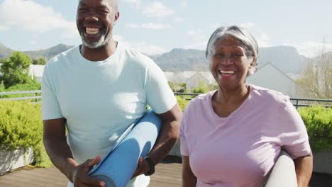 Video-Eines-Glücklichen-älteren-Amerikanischen-Afrikanischen-Paares,-Das-Trainiert