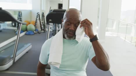 Video-Von-älteren-Afroamerikanischen-Männern,-Die-Im-Fitnessstudio-Trainieren