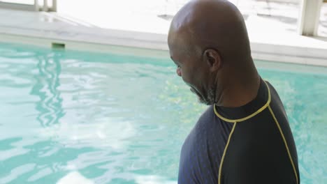 Video-Von-Glücklichen-älteren-Afroamerikanischen-Männern-Am-Pool