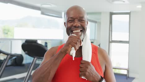 Video-of-thoughtful-senior-african-american-men-is-exercising-at-the-gym