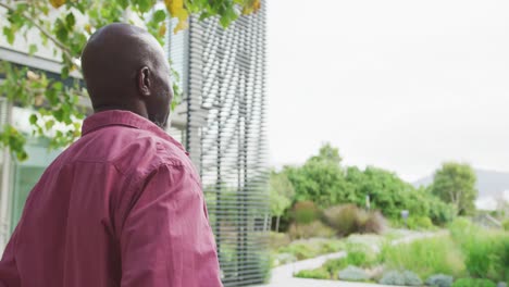 Video-Von-Glücklichen-älteren-Afroamerikanischen-Männern-Bei-Einem-Spaziergang