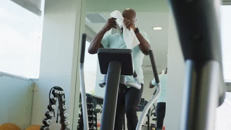 Video-Von-älteren-Afroamerikanischen-Männern,-Die-Im-Fitnessstudio-Trainieren