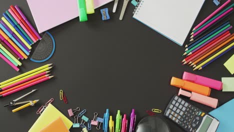 Vídeo-De-Marco-De-Crayones-De-Colores-Y-Herramientas-Escolares-Sobre-Superficie-Gris-Con-Espacio-De-Copia