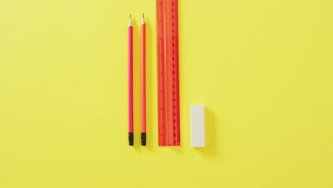 Video-Von-Bleistiften,-Lineal-Und-Radiergummi-Auf-Gelbem-Hintergrund