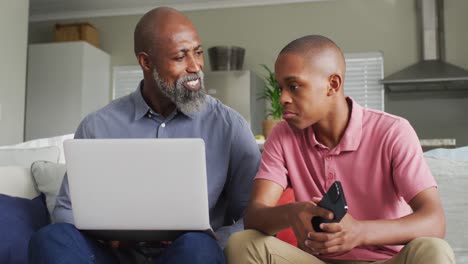 Video-De-Un-Feliz-Padre-E-Hijo-Afroamericanos-Usando-Una-Computadora-Portátil-Juntos