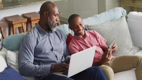 Video-Eines-Glücklichen-Afroamerikanischen-Vaters-Und-Sohnes,-Die-Gemeinsam-Einen-Laptop-Benutzen