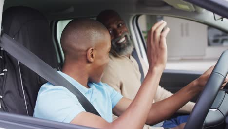Video-Von-Glücklichem-Afroamerikanischem-Vater-Und-Sohn,-Die-Im-Auto-In-Die-Hände-Klatschen