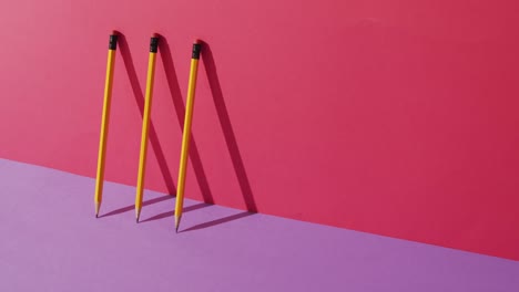 Video-Von-Drei-Bleistiften-Auf-Rosa-Und-Violetter-Oberfläche