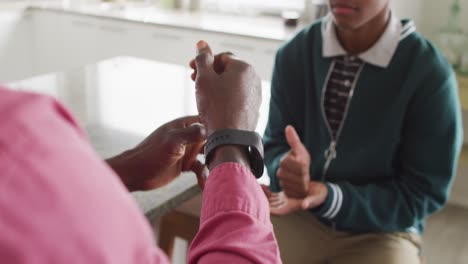 Video-Eines-Fokussierten-Afroamerikanischen-Sohnes,-Der-Mit-Seinem-Vater-Fingerspiele-Spielt