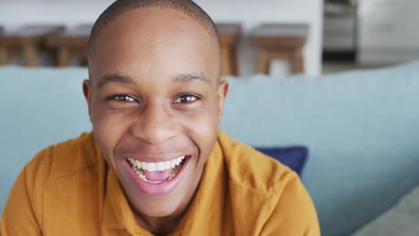 Video-Eines-Glücklichen-Afroamerikanischen-Jungen,-Der-Zu-Hause-Vor-Der-Kamera-Posiert