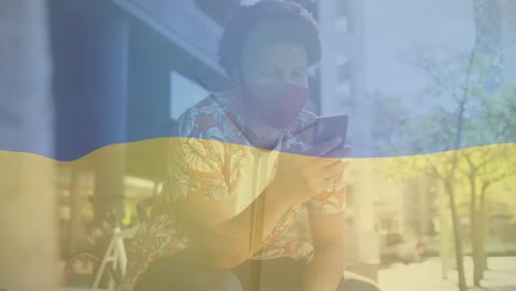 Animation-Der-Flagge-Der-Ukraine-über-Einem-Biracial-Mann-Mit-Smartphone
