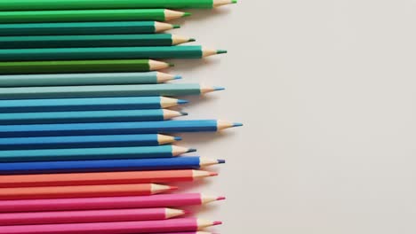 Vídeo-De-Composición-Con-Crayones-De-Colores-Sobre-Superficie-Rosa-Con-Espacio-Para-Copiar